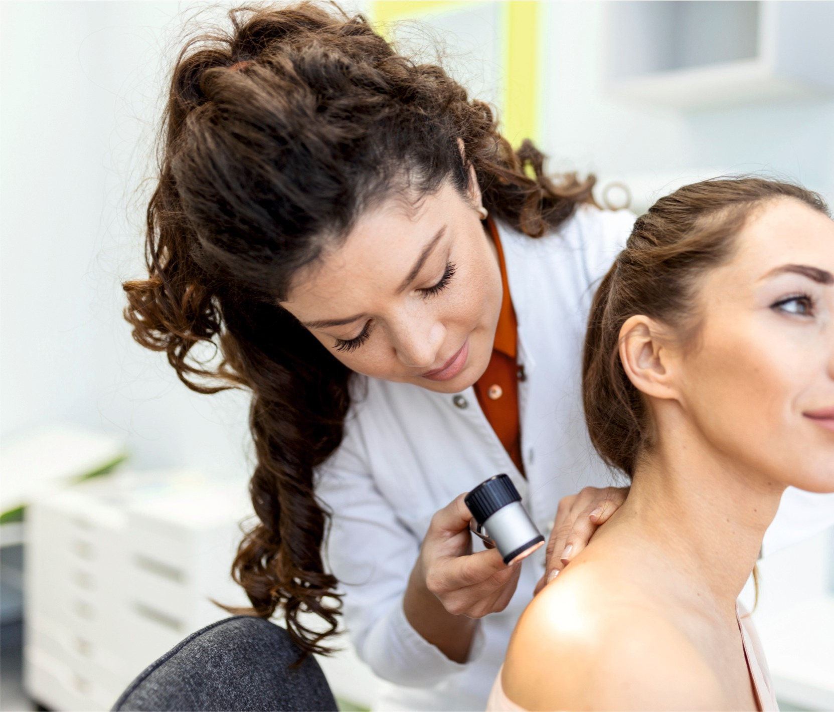 Dermatoskopia – na czym polega badanie i kiedy warto je wykonać?
